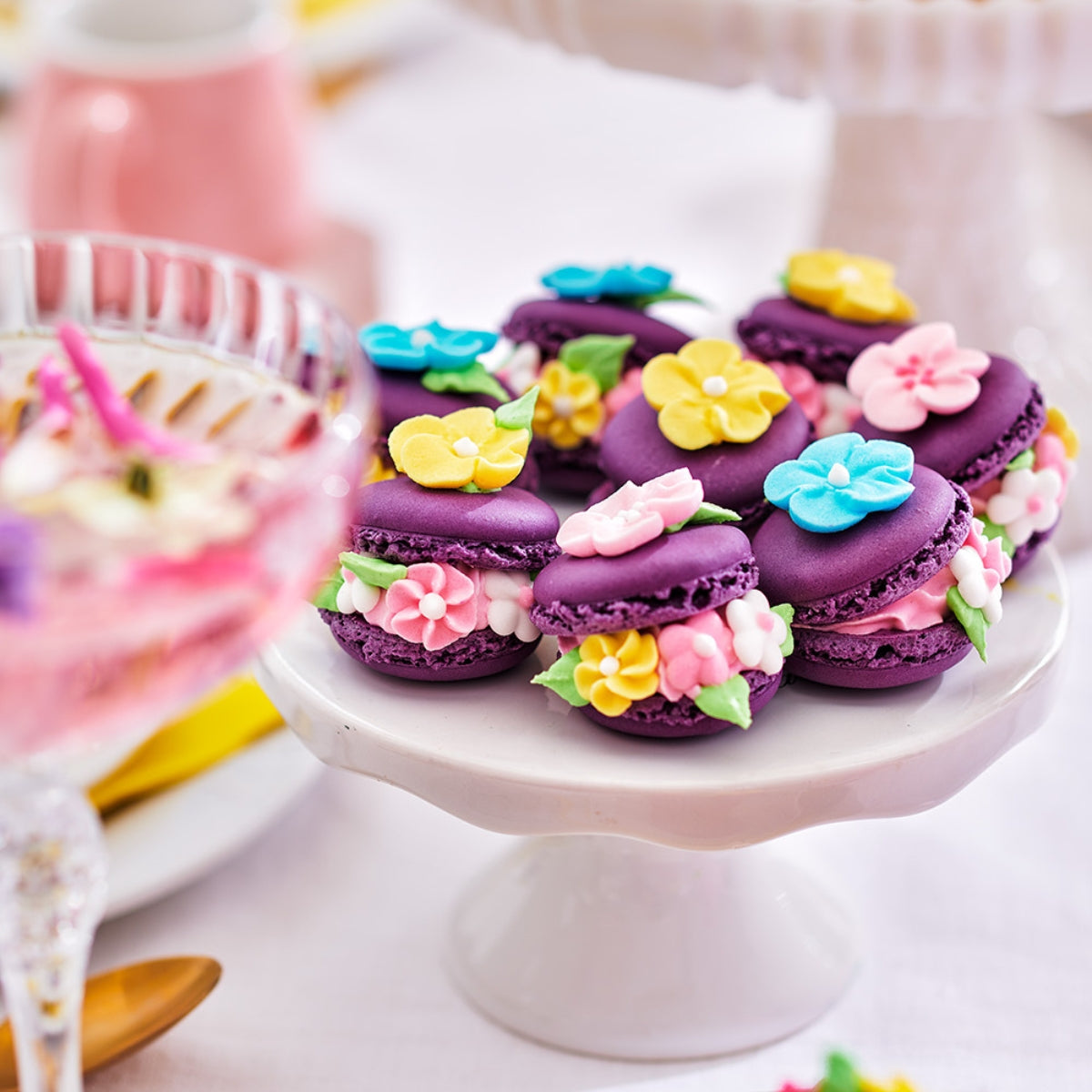 FunCakes glutenvrije macaronmix wordt bereid en gespoten op een bakmat