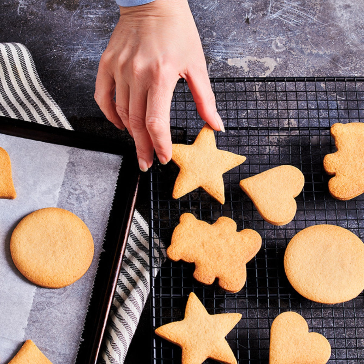 Vers gebakken uitsteekkoekjes van de Funcakes koekjesmix op de bakplaat