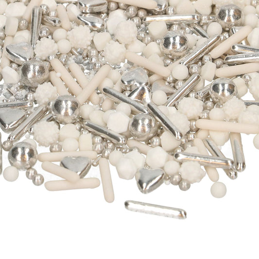 Detail van de FunCakes Silver Lining sprinkle mix met zilveren metallic staafjes, hartjes, witte suikerbolletjes en parels voor elegant koekjes decoreren