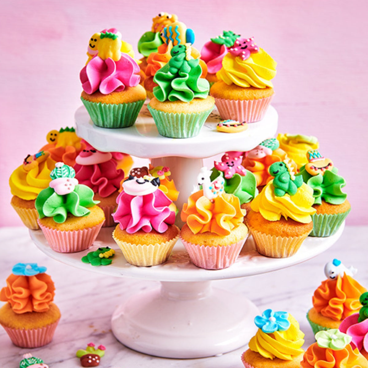 Feestelijke traktatie met FunCakes alpaca-decoraties op cupcakes