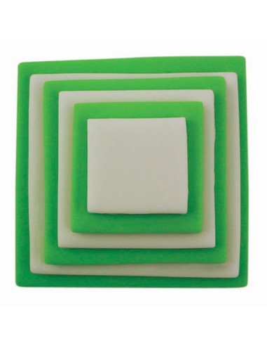 Groene en witte fondant vierkanten gemaakt met de PME vierkant uitsteker set