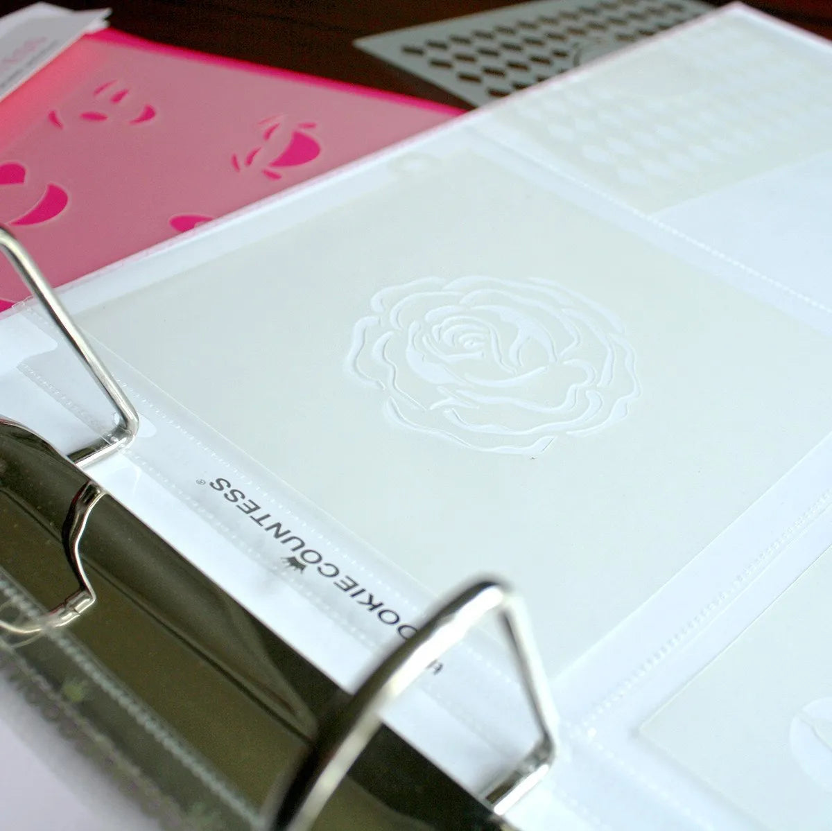 Sfeerbeeld van The Cookie Countess Stencil Storage Pocket Pages in gebruik, stencil opgeborgen in een transparante beschermhoes in een ringband, ideale opbergoplossing voor het netjes bewaren van koekjesstencils