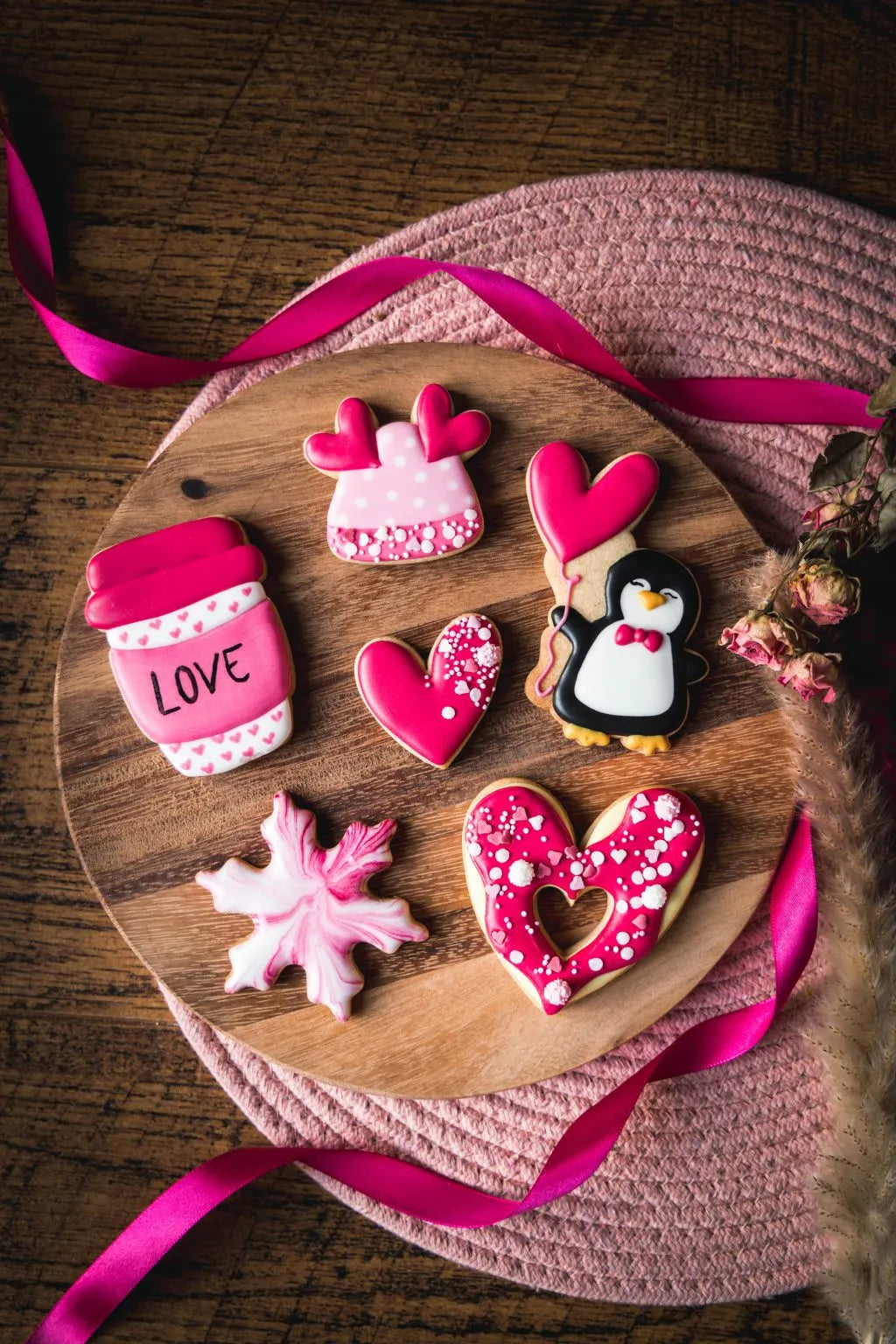 Gedecoreerde koekjes gemaakt met Cup of Cookies uitstekers - muts met hartjes, hart, pinguïn, sneeuwvlok en mok in roze en rood valentijn thema