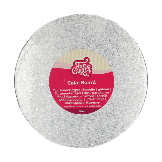Rond zilveren cake board van 22,5 cm met stevige afwerking, geschikt als onderlegger voor taarten en koekjes.
