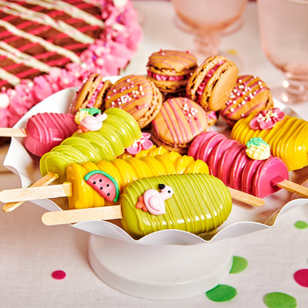 Zomerse traktatie met FunCakes tropische suikerdecoraties op koekjes en cupcakes