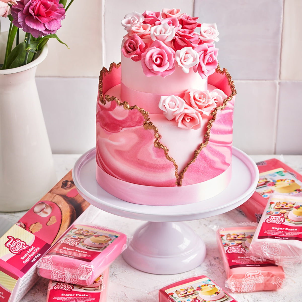 Met FunCakes rolfondant beklede taart, versierd met bloemen