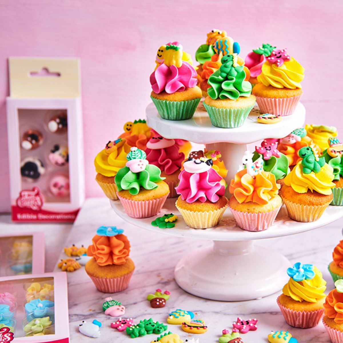 Feestelijke traktatie met FunCakes safari-dierdecoraties op cupcakes