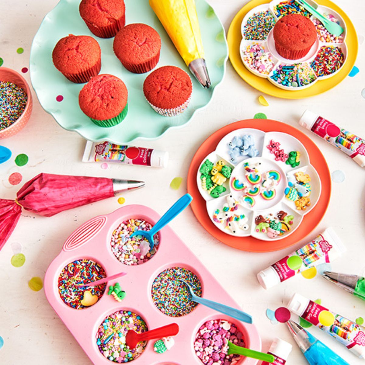 Decoreertafel met FunCakes tropische suikerdecoraties, sprinkles en cupcakes