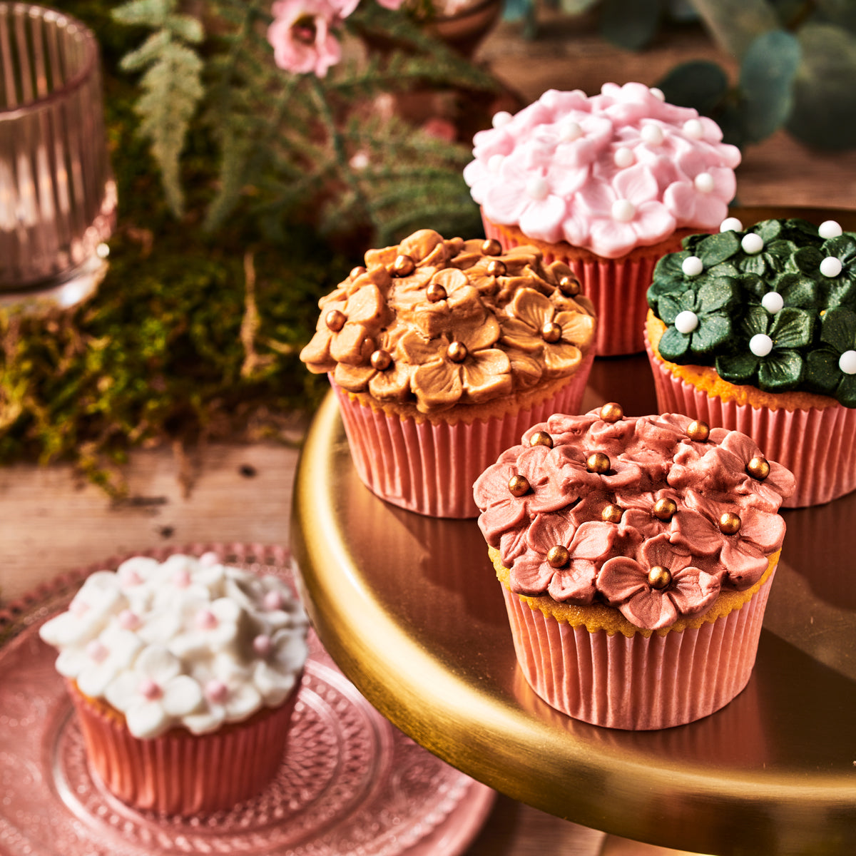 Taart met gouden accenten van FunCakes rolfondant Sparkling Gold