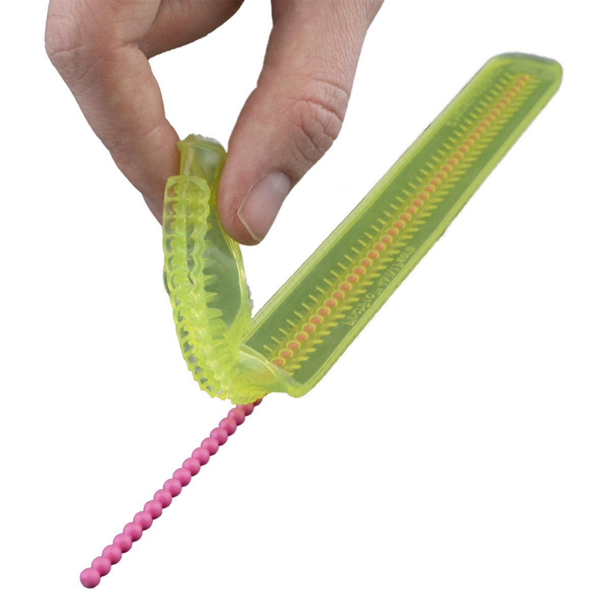 Parelketting van fondant wordt uit de Marvelous Molds PinchPro mal gehaald