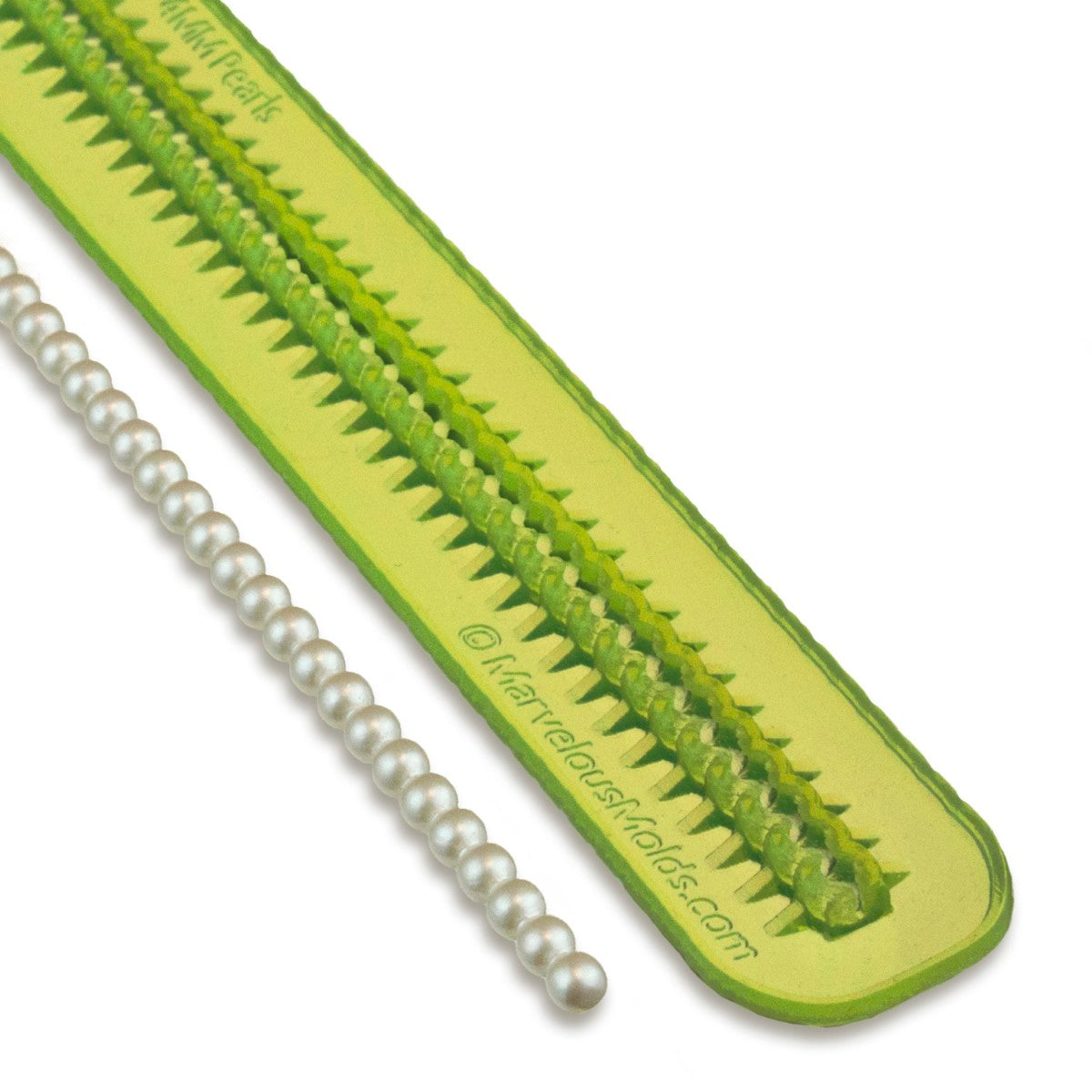 Marvelous Molds PinchPro mal naast de gemaakte 4 mm parelketting