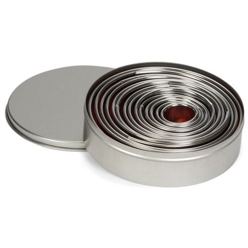 Patisse set van 14 ronde uitstekers in oplopende maten, in een rond metalen opbergblik