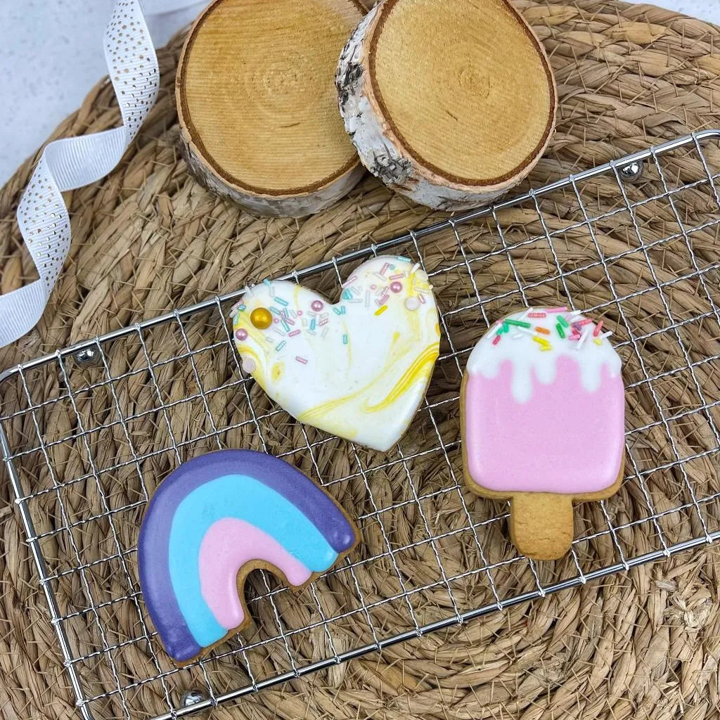 Voorbeeld koekjes in hart, ijsje en regenboog vorm gedecoreerd met pastel icing en sprinkles