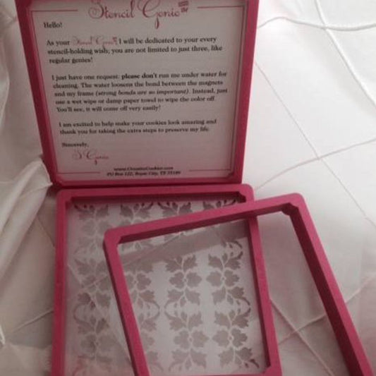 Roze Stencil Genie stencilhouder van Creative Cookier met magneetsluiting, 14 cm vierkant