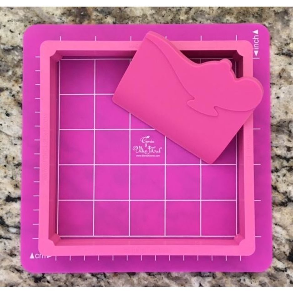 Roze siliconen UltiMat van Creative Cookier van 17,5 bij 17,5 cm als antislip ondergrond voor de Stencil Genie