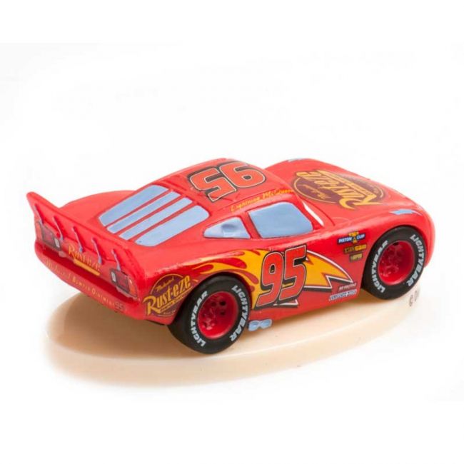 Zijaanzicht van de DeKora Disney Pixar Cars Lightning McQueen taarttopper met nummer 95 en Rust-eze details voor Cars thema taarten