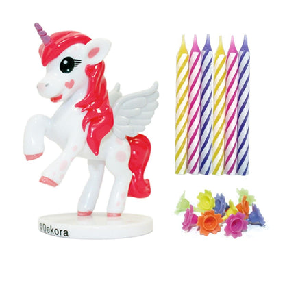 Inhoud van de DeKora unicorn taarttopper set met eenhoorn figuurtje op voetje, kleurrijke verjaardagskaarsjes en bloem decoraties
