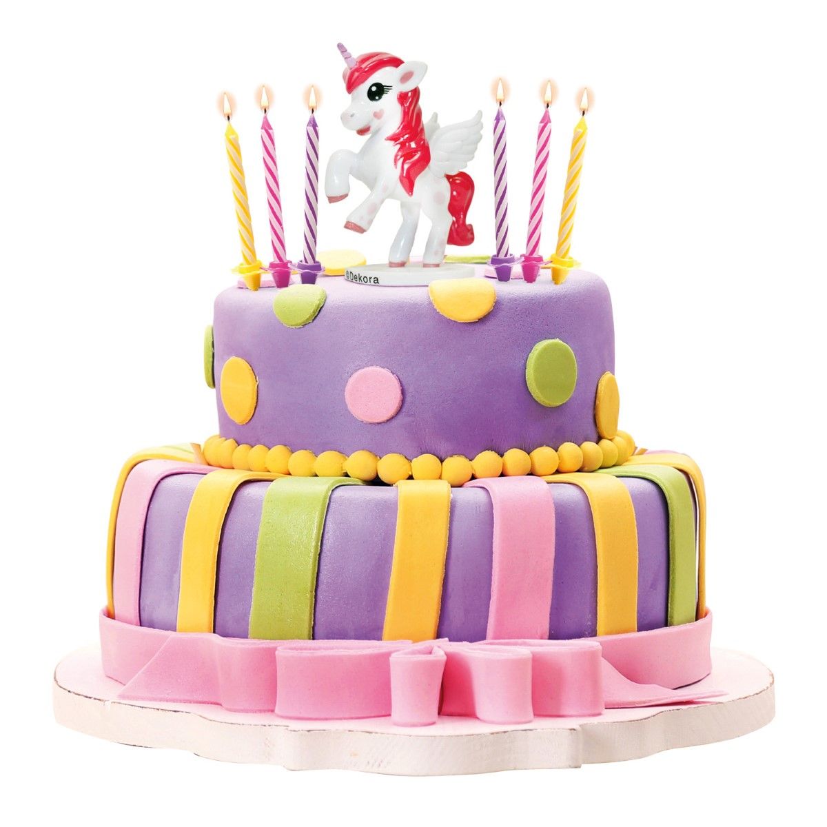 DeKora unicorn taarttopper op een kleurrijke paarse verjaardagstaart met kaarsjes, perfect voor een magisch eenhoorn thema feestje