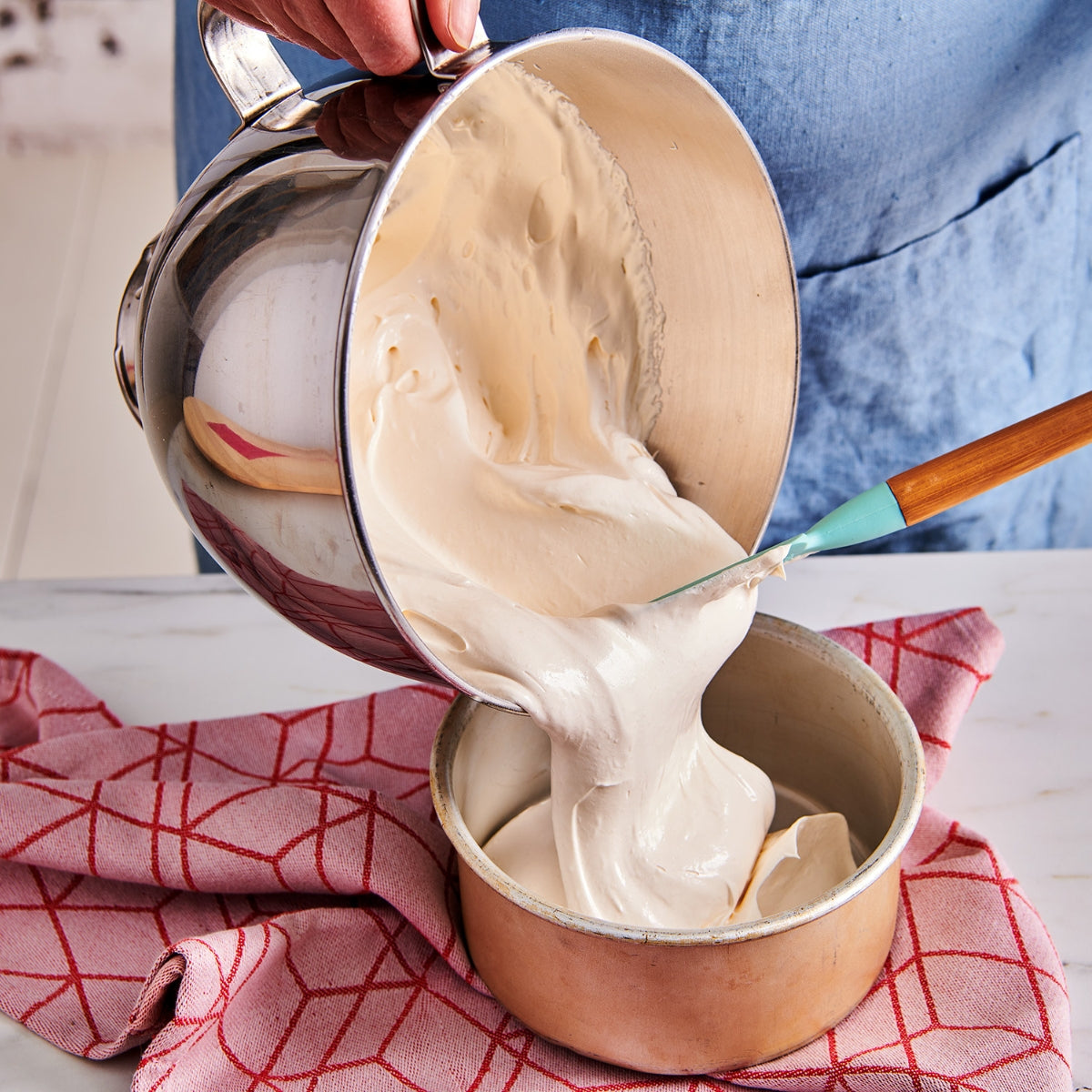 Biscuitbeslag van FunCakes mix wordt in een ronde bakvorm gegoten