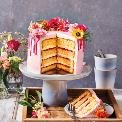 Aangesneden laagjestaart van FunCakes biscuitmix deluxe, gedecoreerd met verse bloemen