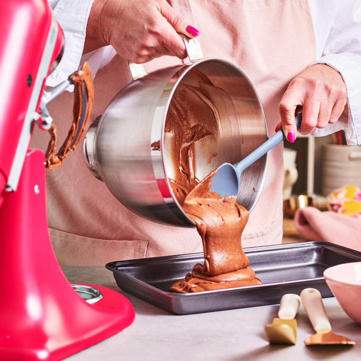 Browniebeslag wordt in een bakvorm gegoten