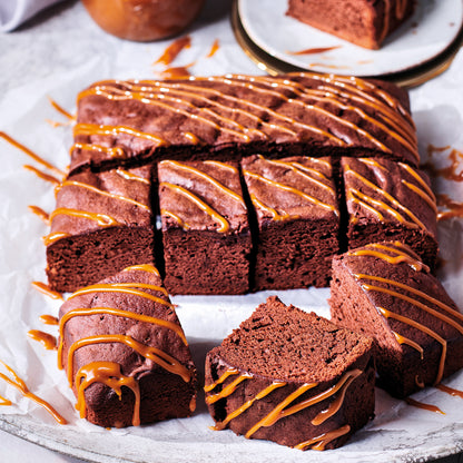 Gesneden FunCakes brownies met een sierlijke drizzle erover