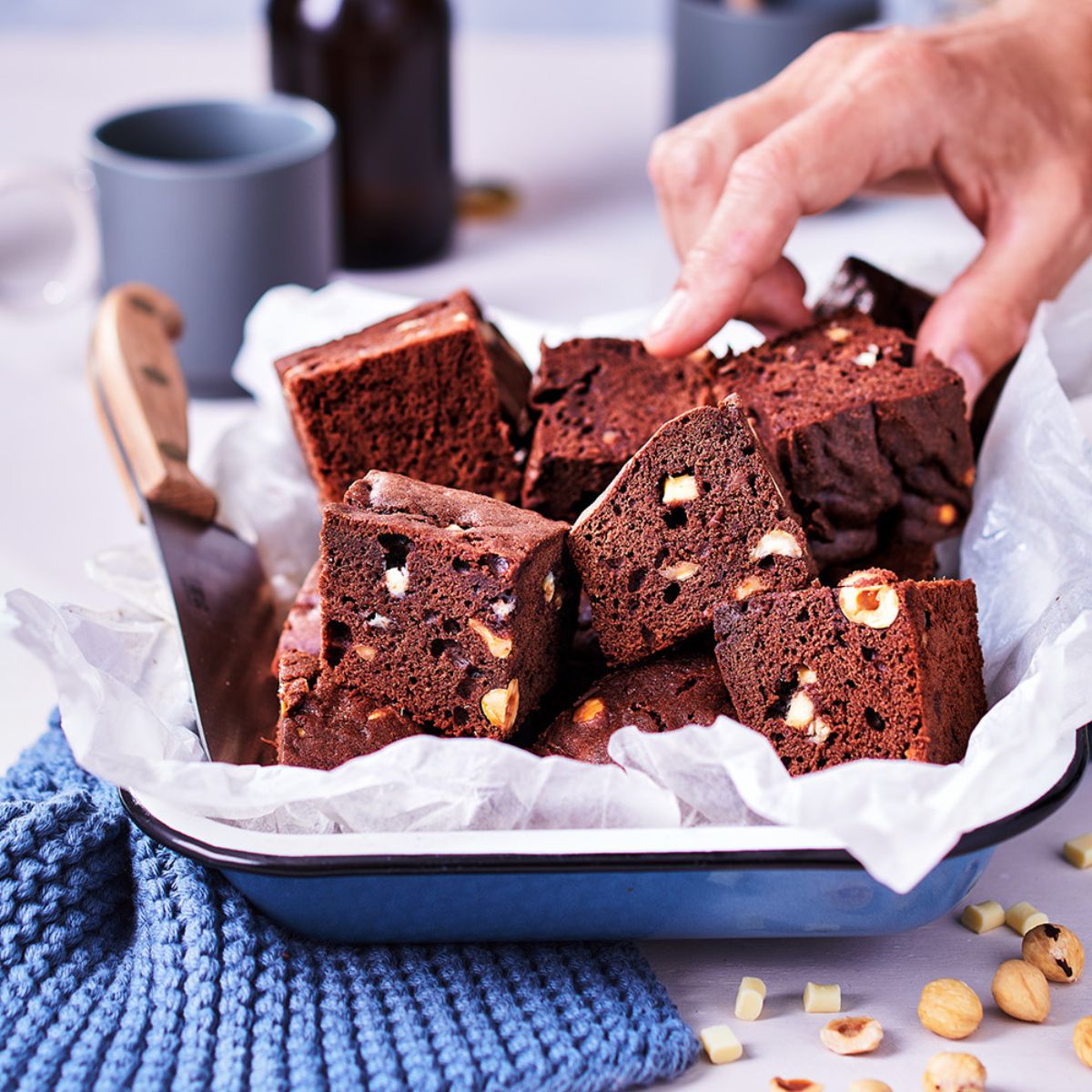 Met FunCakes mix gebakken brownies met hazelnoten in een schaal
