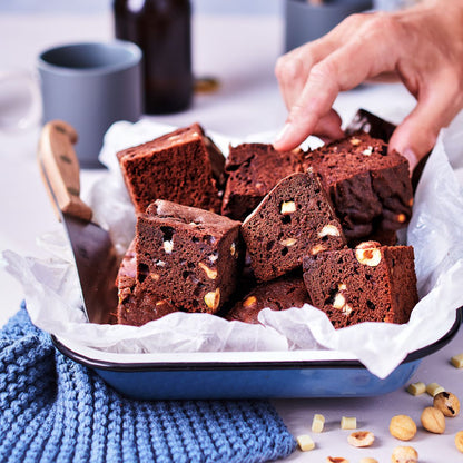 Met FunCakes mix gebakken brownies met hazelnoten in een schaal