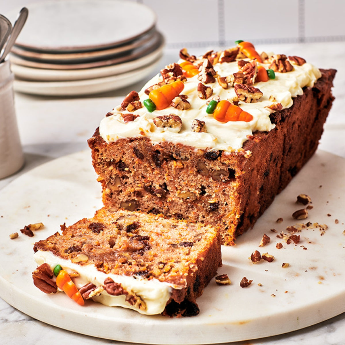 Carrot cake met roomkaasglazuur, pecannoten en suiker worteltjes