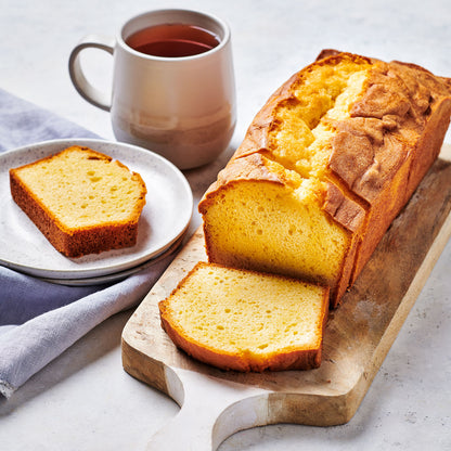 Klassieke vanillecake van de Funcakes Classic Cake mix bij een kop thee