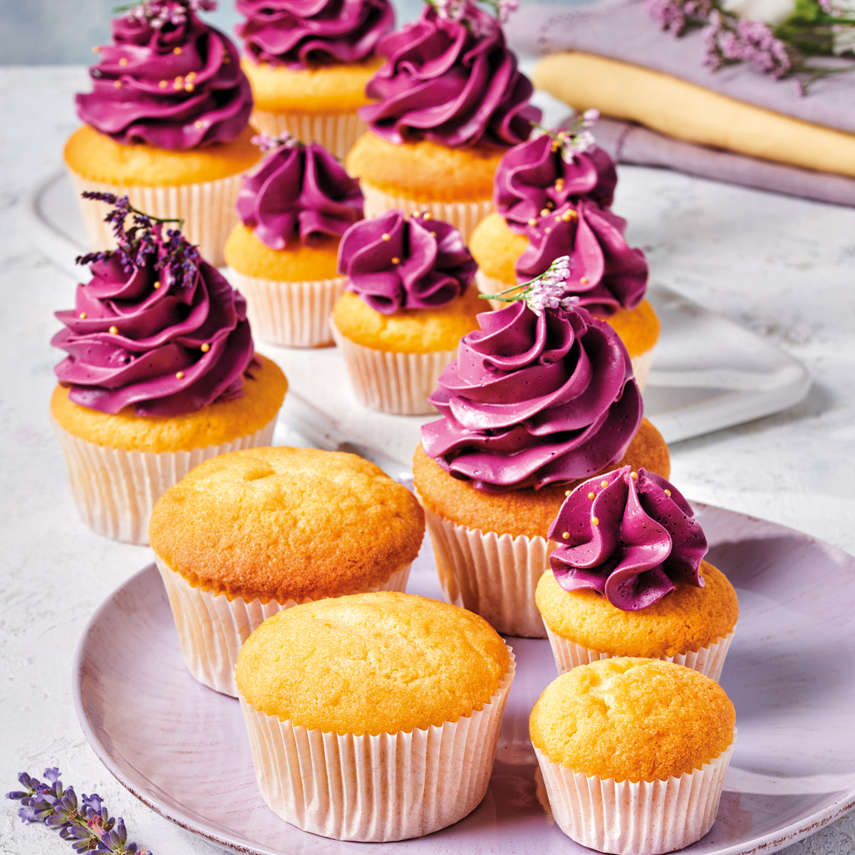 Cupcakes met paarse botercrème toeven, gebakken met de Funcakes mix