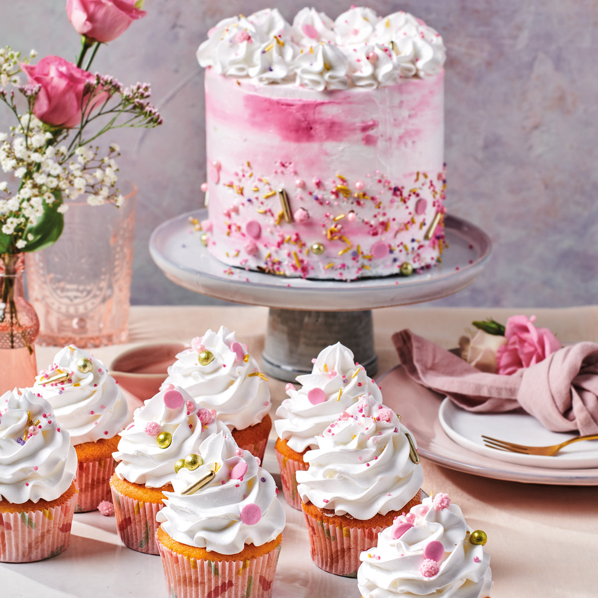Taart en cupcakes met witte toeven van Funcakes Enchanted Cream