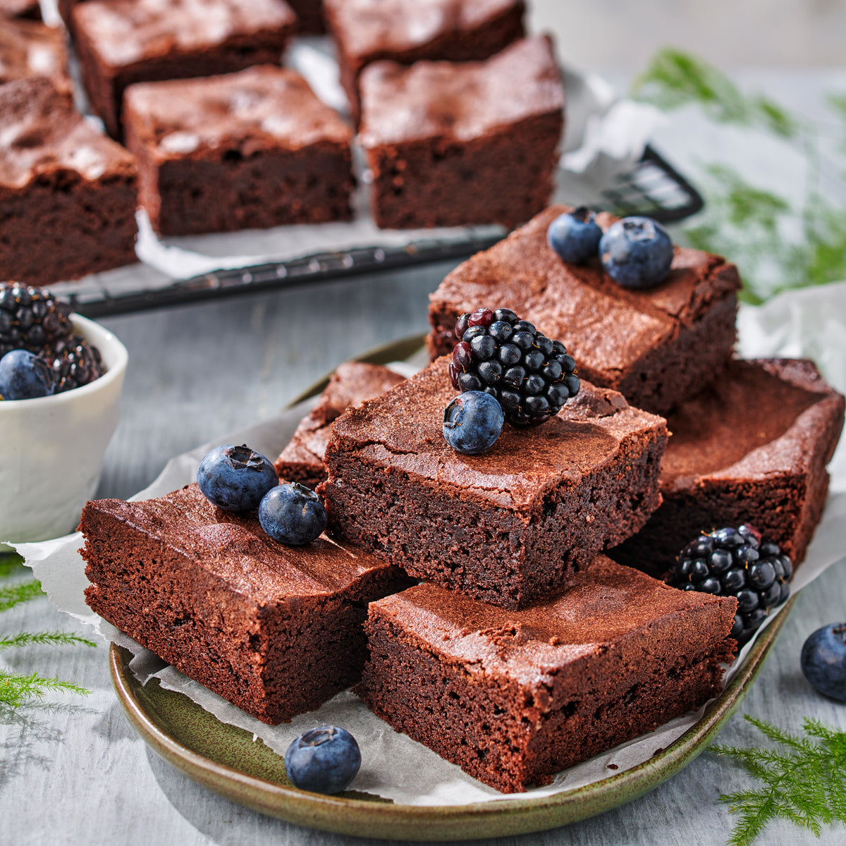 Met FunCakes glutenvrije mix gebakken brownies op een bord met verse bessen
