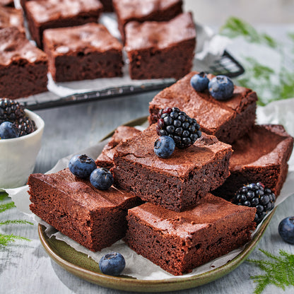 Met FunCakes glutenvrije mix gebakken brownies op een bord met verse bessen