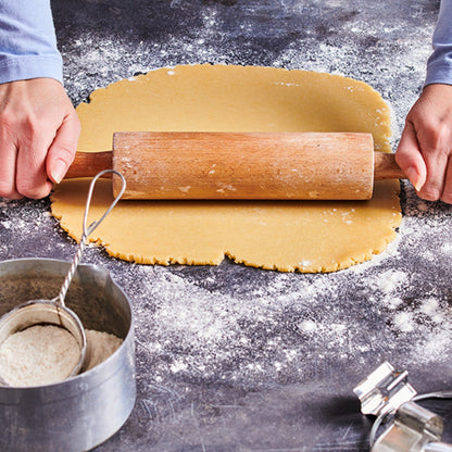 Koekjesdeeg van de Funcakes koekjesmix uitrollen met een deegroller