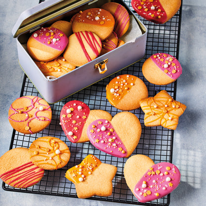 Gedecoreerde koekjes van de Funcakes koekjesmix op een afkoelrooster met koektrommel