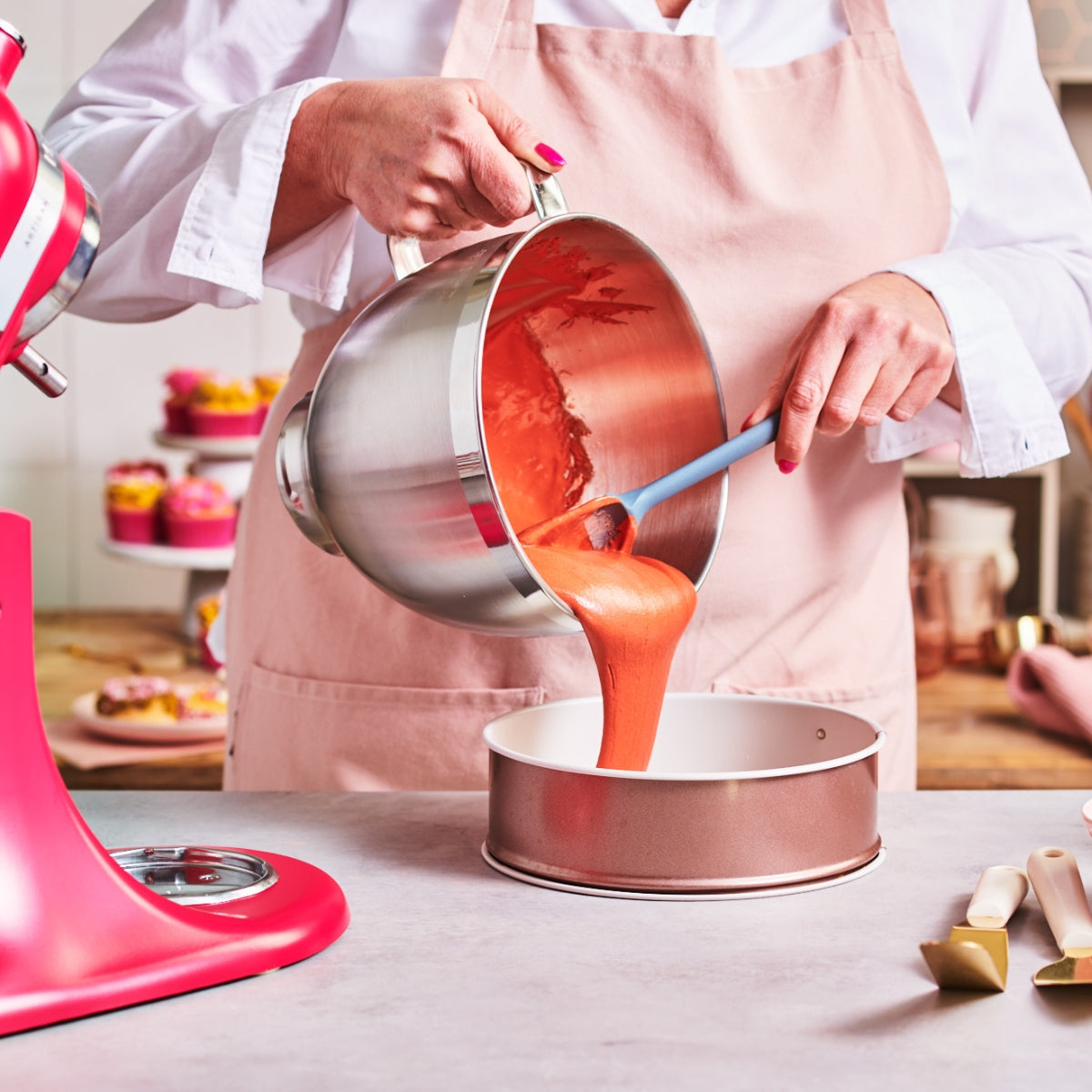 Rood red velvet beslag in de bakvorm gieten