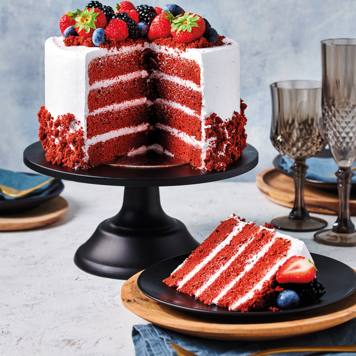 Red velvet laagjestaart met wit glazuur en vers fruit