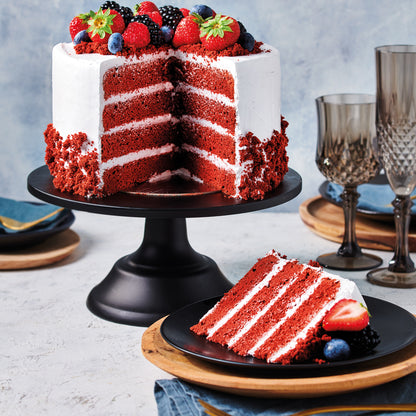 Red velvet laagjestaart met wit glazuur en vers fruit