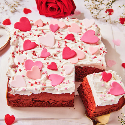 Red velvet taart versierd met roze en rode hartjes voor Valentijn