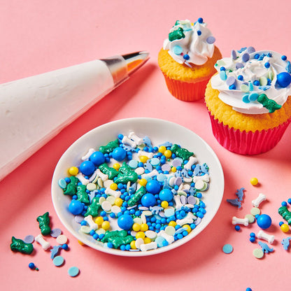 FunCakes Dino Dream sprinkles in schaaltje met versierde cupcakes, perfect voor een dino thema feestje