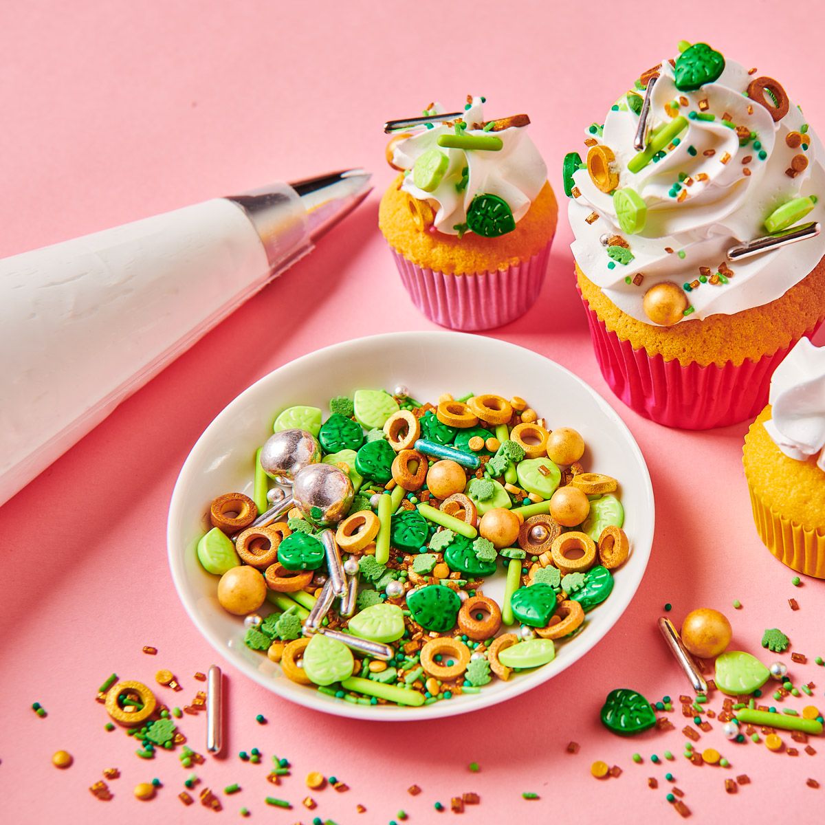 FunCakes Jungle Joy sprinkles in schaaltje met versierde cupcakes op roze achtergrond, perfect voor een jungle thema feestje