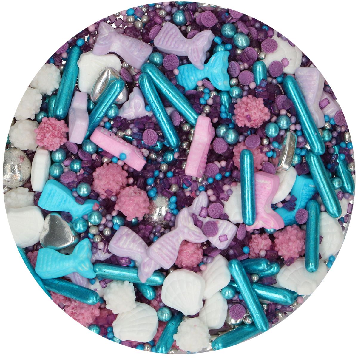 Close-up van de FunCakes Miracle Mermaid sprinkle mix met glanzende turquoise staafjes, paarse en roze zeemeerminstaartjes en zilveren hartjes voor het decoreren van koekjes