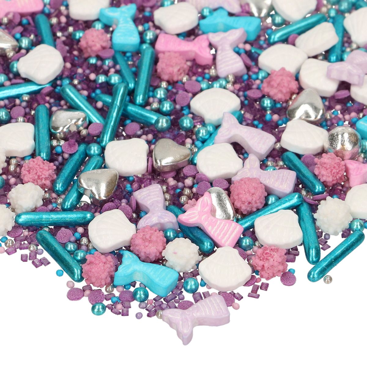 Detail van de FunCakes Miracle Mermaid sprinkle mix met turquoise metallic staafjes, zilveren hartjes, roze zeemeerminstaartjes en witte schelpjes voor het decoreren van koekjes