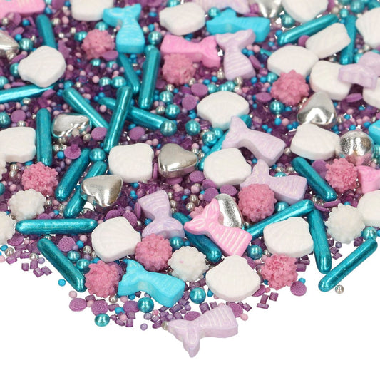 Detail van de FunCakes Miracle Mermaid sprinkle mix met turquoise metallic staafjes, zilveren hartjes, roze zeemeerminstaartjes en witte schelpjes voor het decoreren van koekjes