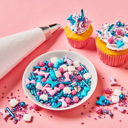 FunCakes Miracle Mermaid sprinkles in schaaltje met versierde cupcakes op roze achtergrond, perfect voor een zeemeermin thema feestje