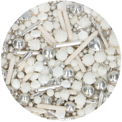 Close-up van de FunCakes Silver Lining sprinkle mix met zilveren metallic staafjes, witte suikerparels, zilveren hartjes en sneeuwvlokjes voor elegant koekjes decoreren