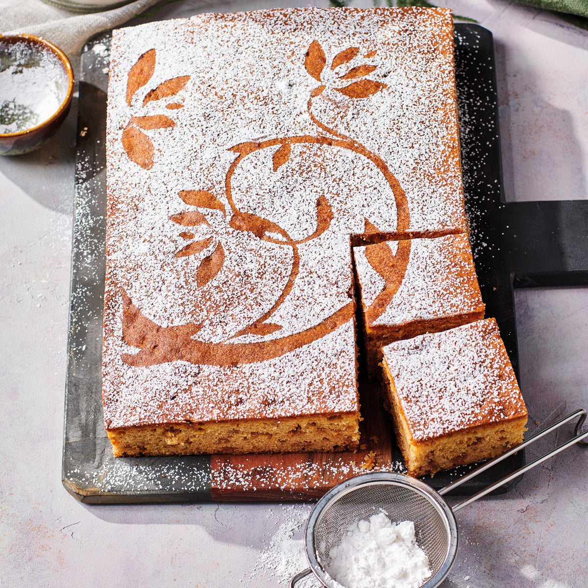 Met FunCakes suikerbakkerspoeder bestrooide taart met sierlijk patroon - sfeerfoto
