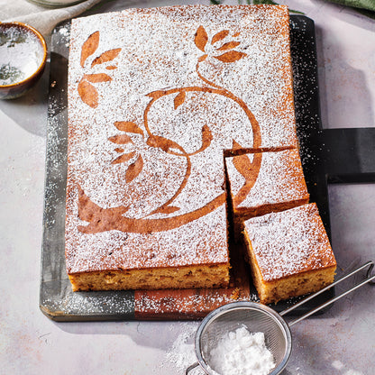 Met FunCakes suikerbakkerspoeder bestrooide taart met sierlijk patroon - sfeerfoto