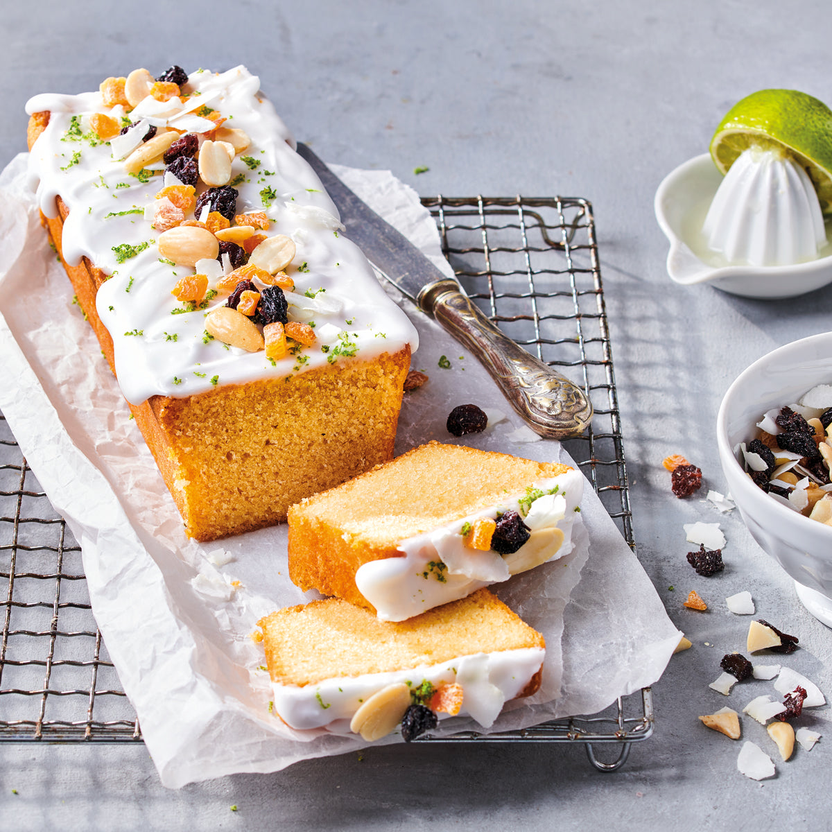 Met FunCakes vegan cakemix gebakken cake op een rooster, afgewerkt met verse bessen